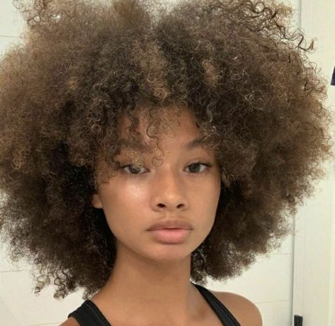 Makeup Brown Hair, Styles Natural Hair, Thrift Aesthetic, Hair Styles Natural, Cabello Afro Natural, Trendy Tiktok, Teen Clothes, Diy Wallpaper, Curly Girl Hairstyles