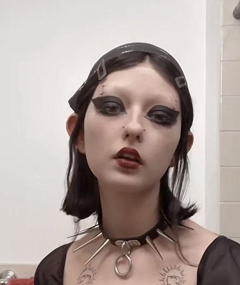 Goth Bleached Eyebrows, Goth Makeup No Eyebrows, No Eyebrow Makeup Look, No Eyebrows Makeup Look Goth, No Brows Makeup, No Eyebrows Aesthetic, No Eyebrow Makeup, No Eyebrows Makeup Look, Eclectic Makeup