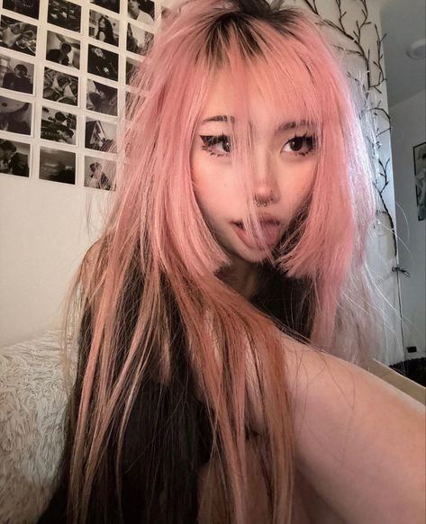 Punk Japanese, 2000s Y2k Aesthetic, Y2k Aesthetic Grunge, Japanese 2000s, Y2k Hair, Girl With Pink Hair, E Girl, Dye My Hair, Hair Reference