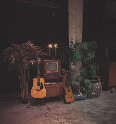 Acoustic Music Aesthetic, Acoustic Band Aesthetic, Green Couch Photoshoot, Jam Session Aesthetic, Acoustic Aesthetic, Jordan Photoshoot, Live Music Aesthetic, Content Photoshoot, Musician Aesthetic