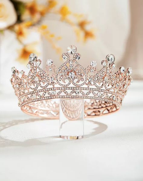 Rose Gold And White Quinceanera Dresses, Rose Gold Quince Ideas, Rose Gold Quince Crown, Rose Gold Quince Nails, Rose Gold Quinceanera Cake, Quinceanera Rose Gold Theme, Quinceañera Crowns, Rose Gold Quinceanera Theme, Crowns For Quinceanera