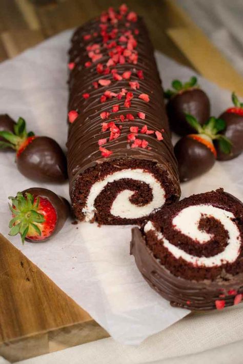 Chocolate Strawberry Swiss Roll - youthsweets Swiss Roll Chocolate, Chocolate Strawberry Roll Cake, Strawberry Swiss Roll Cake, Swiss Roll Design, Chocolate Swiss Roll Recipe, Heaven Dessert, Strawberry Cake Roll, Strawberry Swiss Roll, Chocolate Strawberry Desserts