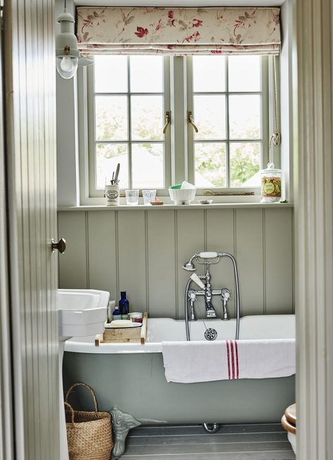 clawfoot tub - small bathroom Bathroom Ideas With Clawfoot Tub, Small Bathroom With Clawfoot Tub, Bathrooms With Clawfoot Tubs, Clawfoot Tub Ideas, Bathroom Clawfoot Tub, Bathroom With Clawfoot Tub, Tub Bathroom Ideas, Black Clawfoot Tub, Clawfoot Tub Bathroom