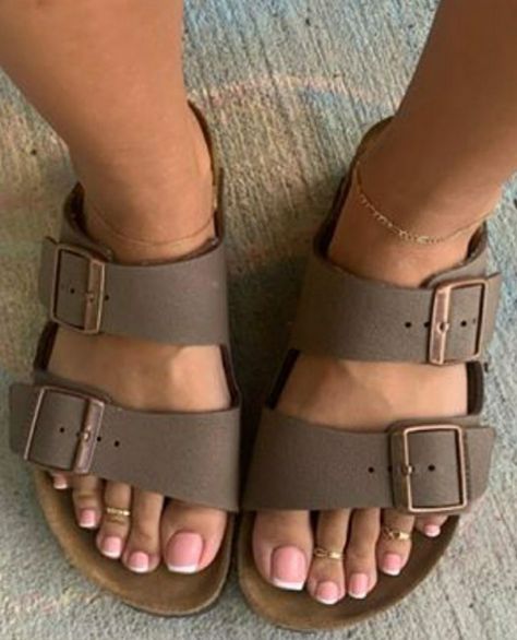 Mocha Birkenstock Outfit, Berken Stocks Shoes, Berkinstock Outfit, Birkenstock Sandals Outfit, High Top Converse Outfits, Ugg Clogs, Birkenstock Outfit, Ugg Tasman Slippers, Dr Shoes