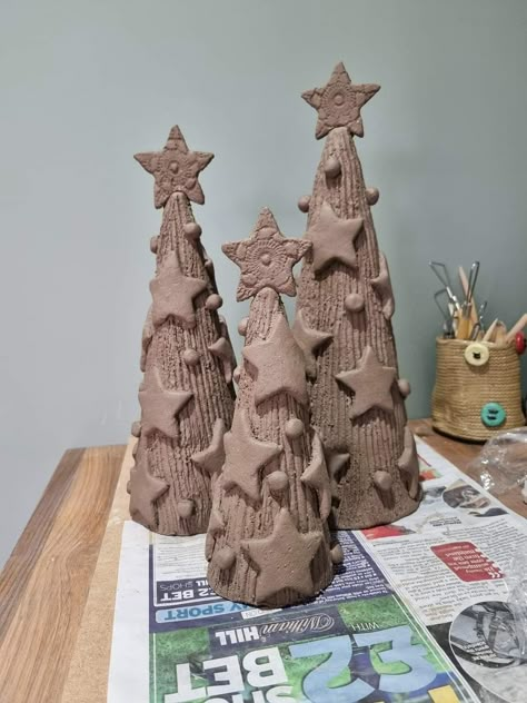 Clay Christmas Trees, Christmas Pottery Ideas, Xmas Clay, Pottery Christmas Tree, Clay Christmas Tree, Pottery Shapes, Christmas Pottery, Christmas Ceramics, Ceramica Ideas