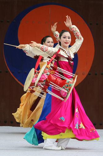 Korean dance performance at Hwaseong in Suwon, Korea www.theworlddances.com/ #theworlddances #dance Poses Dancing, Indian Dancing, Traditional Korean Hanbok, Cultural Dance, Flexibility Dance, Korean Dance, Korean Traditional Dress, Girl Painting, World Dance