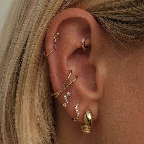 Full Ear Piercings Studs, Ear Jewelry Styling, Gold Styled Ears, Decorative Ear Piercings, Front Cartilage Piercing, Lots Of Earrings Aesthetic, Woman Piercing Ideas, Ears Piercing Aesthetic, Earrings Gold Stack