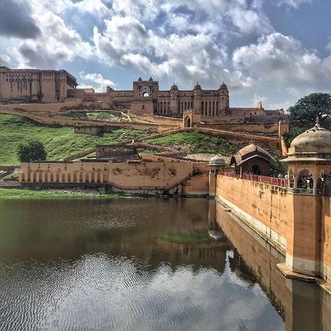 . Amer Fort Jaipur, Monument In India, Ancient Persian Architecture, Weather In India, Amer Fort, Backpacking India, India Architecture, Mughal Architecture, Visit India