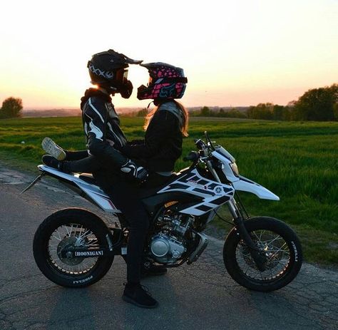 @morgangretaaa Honda Street Bikes, Motocross Couple, Harley Gear, Bike Couple, Biker Couple, Motorcycle Couple, Motocross Love, Image Moto, Bike Photoshoot