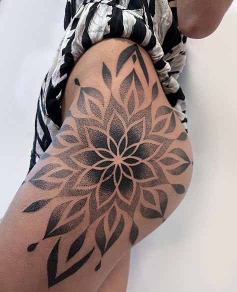 Pleasure Tattoo, Side Leg Tattoo, Mandala Hip Tattoo, Hip Tattoos For Women, Basic Shading, Dotwork Tattoo Mandala, Side Hip Tattoos, Tattoo Lettering Design, Hip Tattoos