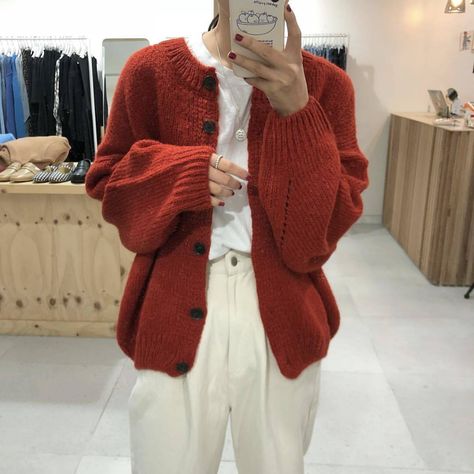 Chunky Knit Cardigan Outfit, V Neck Cardigan Outfit, Orange Cardigan Outfit, Cardigan Outfit Winter, Cardigan Outfit Aesthetic, Winter Cardigan Outfit, Knit Cardigan Outfit, Red Outfits, Orange Cardigan