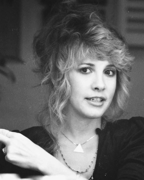 Gorgeous Stevie photographed by Neal Preston in 1981, via the photographer’s Facebook page. ✨ Stevie Nicks Hair 70s, Stevie Nicks Hair Inspiration, Stevie Nicks Haircut, 70s Queen, Stevie Nicks Style, Hair Layered, Stephanie Lynn, Witch Queen, Stevie Nicks Fleetwood Mac