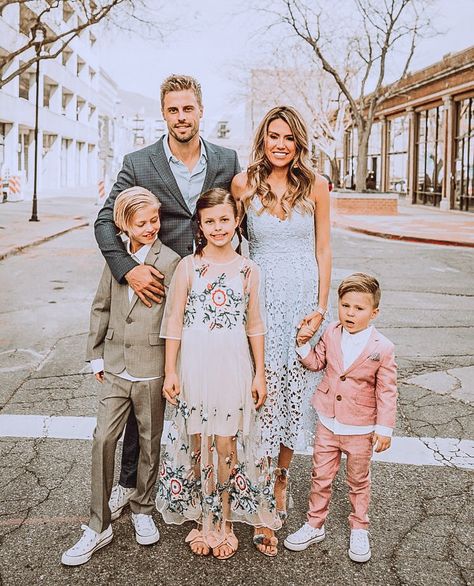 Family Photo Outfits Summer, Modern Photoshoot, Hello Fashion Blog, Xmas Pics, Family Portrait Outfits, Summer Family Pictures, Cute Family Photos, Mom Goals, Family Photoshoot Poses