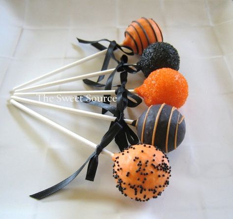 Cake Pops Halloween, Festa Hotel Transylvania, Halloween Torte, Postres Halloween, Cake Pop Designs, Halloween Cake Pops, Halloween Sweets, Halloween Baking, Halloween Cake