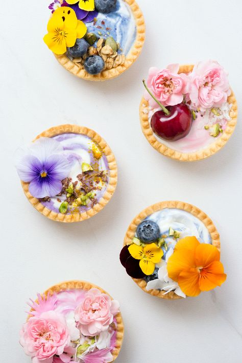 Edible Flowers pastel tarts food and product photography Flower Desserts, Edible Flowers Recipes, Flowers And Fruit, Flowers Pastel, Pretty Dessert, Dandelion Recipes, Think Food, Flower Food, Cute Desserts