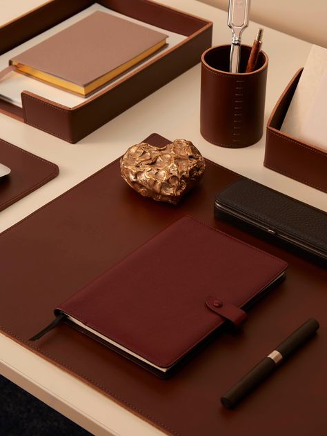 Smooth-grained saddle leather is the material of choice for pioneering Italian brand Rabitti. Naturally dyed with vegetable pigments and artisan-made in the company’s Genoese workshop, this chocolate-brown desk set includes a mouse mat, letter stand, pen pot and small storage box. Brown Office Decor, Leather Office Accessories, Leather Desk Accessories, Leather Desk Organizer, Italian Gifts, Brown Desk, Pen Pot, Small Storage Boxes, Office Stationary