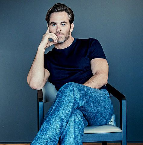 chris 'blep' pine Chris Pine Style, Cris Pine, Face Male, Handsome Men Quotes, Handsome Style, Armani Code, Cross Legged, Handsome Arab Men, Pine Nut