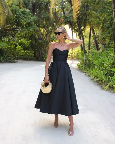 Hannah Strafford-Taylor on Instagram: "Instagram Vs Reality 🚲😂 This dress though 🖤🖤🖤" Cute Dresses For Party Night, Midi Gown Dress, Ceo Outfit, Style Icons Inspiration, Theatre Outfit, Instagram Vs Reality, Summer Formal Dresses, Gorgeous Prom Dresses, Elegant Dresses Classy