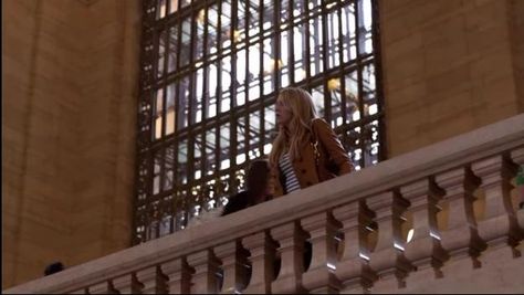 serena gossip girl grand central station balcony scene Gossip Girl Scenes, Gossip Girl Season 1, Gossip Girl Series, Gossip Girl Episodes, Gossip Girl Serena, Stile Blair Waldorf, Gossip Girl Aesthetic, Serena Van, Serena Van Der Woodsen