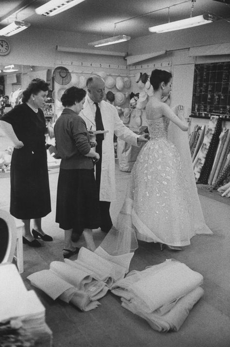 Dior Atelier, Christian Dior Haute Couture, Fashion 1950s, Vintage Fashion Photography, French Fashion Designers, Dior Fashion, Dior Couture, Vintage Couture, Fashion Images