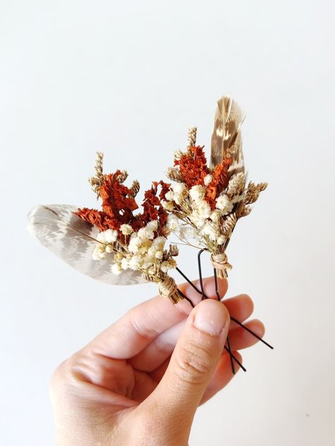 Handmade hair pins made from preserved material and gold bees with pearls. Terracotta tones... #feather #featherheadpiece #hairaccessory #hairstyle #hairstyling #bridalhair #bridalhairstyle #bridalhair #hairstyleinspiration #bridetobe #hairpins #flowerhairpins #terraccotta #terraccotawedding #terraccottaflowers #bee #fairydesign #vintage #cottagecore Wedding Terracotta, Terracotta Flowers, Terracotta Design, Boho Hair Pins, Flowers Autumn, Wedding Bridal Hair, Handmade Hairpin, Terracotta Wedding, Feather Headpiece