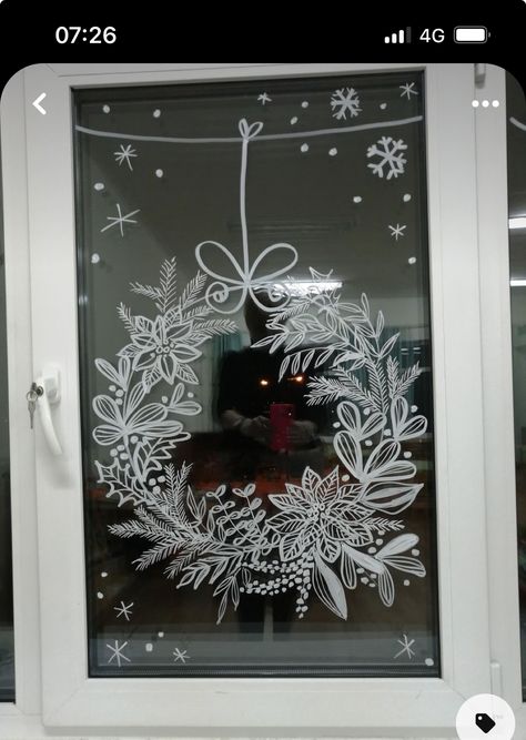 White Chalk Window Art Christmas, Chalk Christmas Window Art, White Christmas Window Painting, Window Chalk Christmas, Chalk Window Christmas, Window Drawing Christmas, Winter Window Painting Ideas, Christmas Window Art Ideas, Christmas Window Drawing