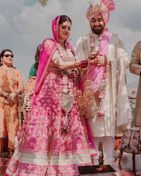 Wedding Dress For Couple, Wedding Couple Dress, Pre Wedding Dress, Wedding Dress Couple, Wedding Dress Indian, Pink Bridal Lehenga, Trendy Bridesmaids, Dress Couple, Marriage Dress