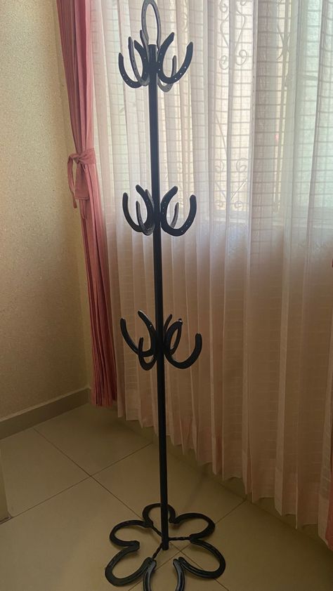 Welding Art Horseshoes, Diy Horse Shoe Decor, Welded Horseshoe Projects, Horseshoe Ideas Welding Projects, Horseshoe Coat Rack, Small Welding Projects To Sell, Diy Horseshoe Crafts Projects, Welding Projects Decor, Horse Shoe Welding