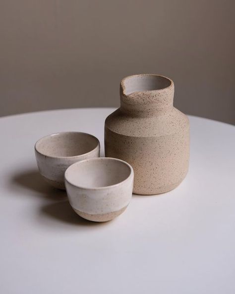 DēWē - Desiree Weerts on Instagram: "Carafe & cups #handmadeset Made from speckled stoneware and finished with an opal white interior and a half dipped glazing on the cups. A #servingset for your favorite drink 🍶" Ceramic Carafe Set, Pottery Carafe, Ceramic Carafe, Ceramics Cups, Speckled Stoneware, Pottery Glaze, Beginner Pottery, Ceramic Texture, Cerámica Ideas