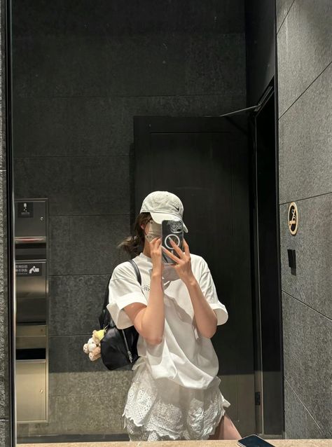 Outfits Cafe, Ootd Mirror Selfie, Ootd Poses, Portrait Photography Poses, Classy Casual Outfits, Causual Outfits, Classy Casual, Women Photography Poses, Old Money Aesthetic