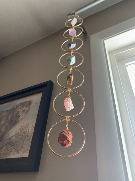 Chakra Hanging Decor, Agate Projects, Crystal Art Crafts, Hippie Diy Decor, Stone Crafts Ideas, Celestial Crafts, Crystal Hanging Decor, Hanging Crystals Diy, Diy Crystal Crafts