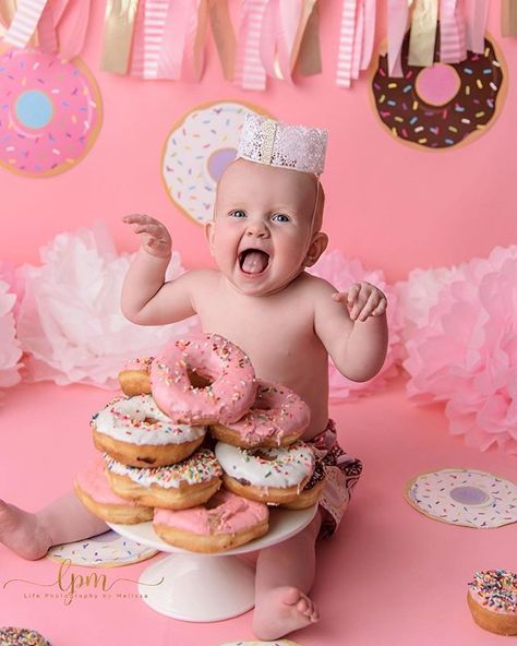 Doughnut Pictures, Donut Smash Cake, Donut Cake Smash, Donut Theme Party, Donut Themed Birthday Party, Donut Cake, 1st Birthday Pictures, Birthday Donuts, 1st Birthday Photoshoot