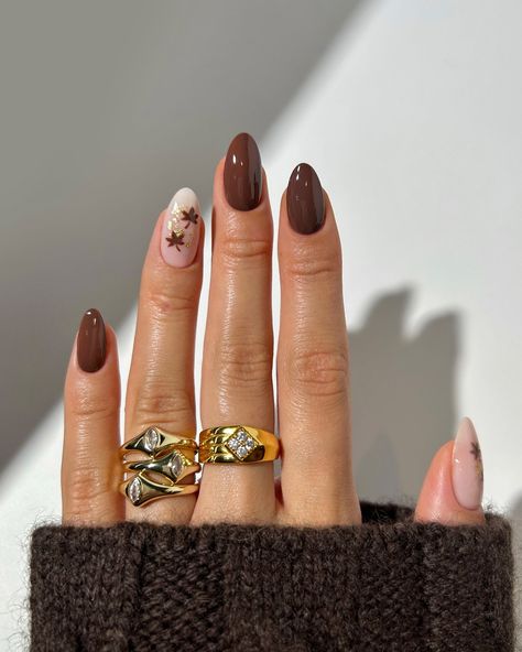 minimal autumnal leaves with flecks of gold 🍂🍁🌰🍯✨ rings from @luvaj 🫶 #nails #nailinspo #nailart #naildesign #autumnnails #brownnails #fallnails Nail Ideas For Thanksgiving, Thanksgiving Manicures, Bridal Manicure, Ideas For Thanksgiving, Nailinspo Nailart, Brown Nails Design, Thanksgiving Nail Art, Cute Nails For Fall, Subtle Nails