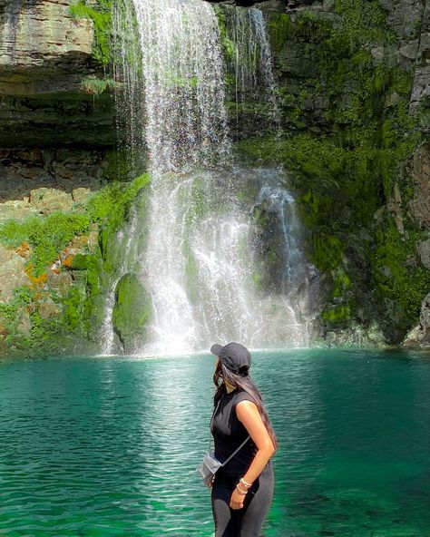 Waterfall Outfit Ideas, Mountain Instagram Pictures, Waterfall Poses, Waterfall Picture Ideas, Waterfall Aesthetic, Group Picture Poses, Photo Water, River Pictures, Waterfall Pictures