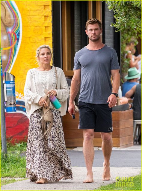 Chris Hemsworth Goes Barefoot While Leaving a Restaurant with Wife Elsa Pataky | chris hemsworth goes barefoot while leaving restaurant 02 - Photo Elsa Pataky Style, Australian Celebrities, Chris Hemsworth Wife, Fly Couples, Robbie Amell, Mum Style, Fast 5, Spa Life, Height Difference