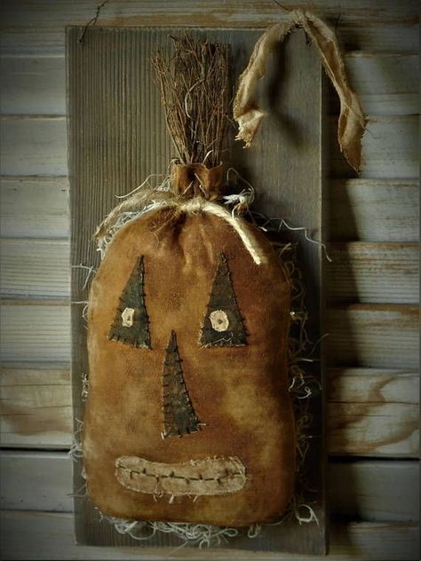 Primitive Hanging Pumpkin Jack Painted Pumpkin Faces, Primitive Halloween Crafts, Primitive Fall Crafts, Fall Primitives, Primitive Pumpkins, Primitive Halloween Decor, Primitive Fall Decor, Primitive Autumn, Pumpkin Paintings