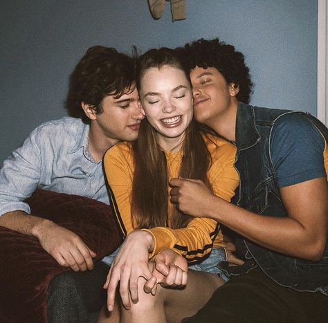 Harry Bingham (Alex Fitzalan), Kelly Aldrich (Kristen Froseth), Will LeClair (Jacques Colimon) #thesociety Wilmer Valderrama, Laura Prepon, Looking For Alaska, Casting Pics, That 70s Show, Travel Humor, The Society, Love U, Series Movies