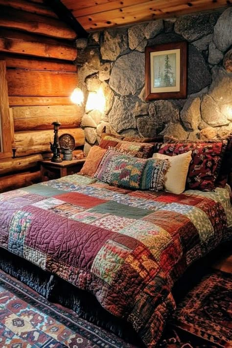 Log Cabin Bedroom Ideas Master Suite, Cozy Bedroom Cabin, Rustic Small Bedroom Ideas, Mountain Home Interiors Cozy Cabin, Cozy Country Bedroom, Cabin Themed Bedroom, Cabin Interiors Cozy, Old Cabin Interior, Cozy Cabin Bedrooms