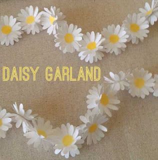 Daisy Birthday Party Ideas Diy, Paper Floral Garland, Daisy Backdrop, Christening Backdrop, Daisy Garland, Diy Daisy, Daisy Baby Shower, Daisy Party, Diy Garland