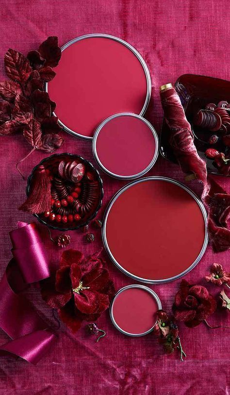 Viva Magenta is the Pantone color of the year 2023. Discover everything about the new trend shade in this article. Pantone Viva Magenta, Viva Magenta Color, Pantone Color Of The Year, Viva Magenta, Trendy Furniture, Most Beautiful Wallpaper, Magenta Color, Aesthetic Colors, Colour Board