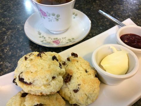 Traditional Newfoundland Raisin Tea Buns, made with a few simple ingredients and so very tasty, serve with butter and homemade jam. Tea Buns, Figs Blue Cheese, Cheese Scone Recipes, Newfoundland Recipes, Chocolate Blueberry, Cheese Scones, Berry Jam, Tea Biscuits, Bun Recipe