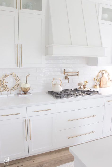 White Kitchen Inspiration, Kitchen Goals, Fall Home Tour, Dining Room Wall Art, White Kitchen Design, Gold Kitchen, Elegant Fall, Kitchen Inspiration Design, Kitchen Tiles Backsplash