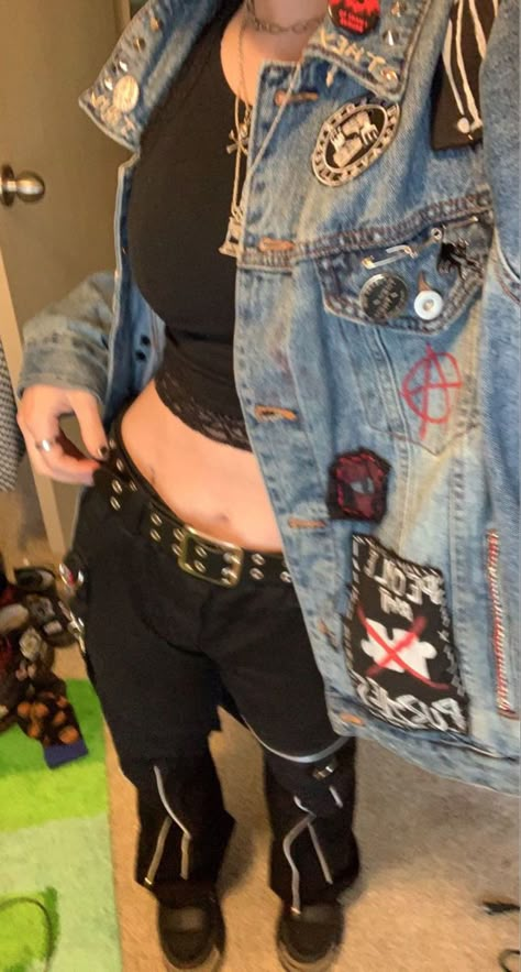 Not Boring Outfit Ideas, Punk Jean Vest, Grunge Denim Jacket Outfit, Punk Vest Outfit, Punk Jean Jacket, Punk Denim Jacket, Stile Punk Rock, Punk Fashion Diy, Battle Vest