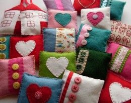 Teach girls to sew - 18 projects for beginners, this is awesome, because my daughter wants to sew and I really dont know what Im doing :-) Diy Sy, Diy Stocking Stuffers, First Sewing Projects, Diy Stockings, Costura Diy, Sewing Projects For Kids, Sewing Lessons, Sewing Projects For Beginners, Easy Sewing Projects