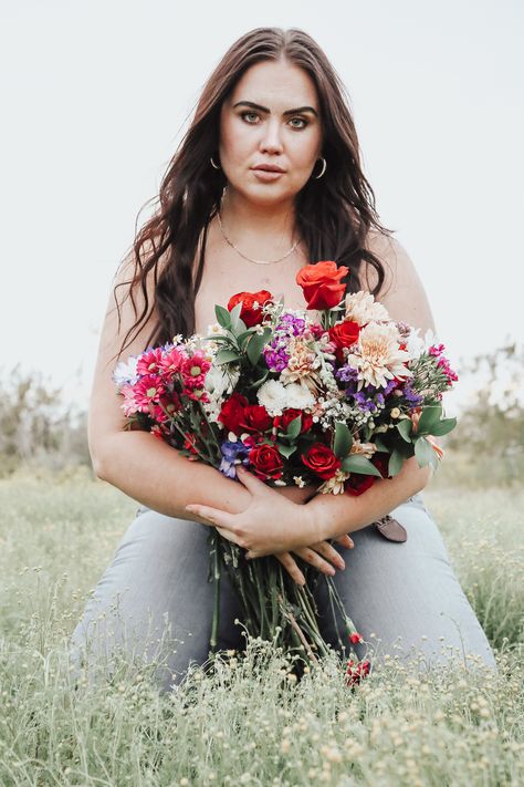 Flower Top Session, Plus Size Flower Photoshoot, Flower And Jeans Photoshoot, Floral Top Photoshoot, Flower Bra Photoshoot, Flower Shirt Photoshoot, Photoshoot Ideas Plus Size, Empowered Women Photography, Pose Ideas Group