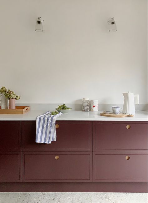 Burgundy Kitchen, Kitchen Cupboard Colours, Plum Kitchen, Cupboard Colors, Classical Kitchen, Purple Kitchen, Brown Cabinets, Stone Kitchen, Red Kitchen