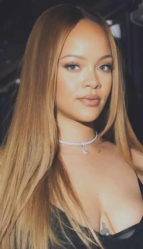 Rihanna 🌟👑 Rihanna Straight Hair, Rihanna Hair Color, Rhianna Hairstyles, Rihanna Blonde Hair, Rihanna Blonde, Rihanna Hair, Blonde Asian Hair, Long Hair Highlights, Rihanna Hairstyles