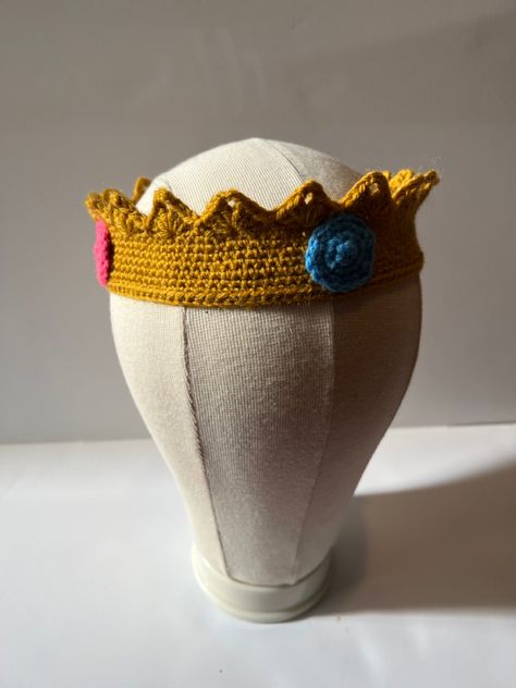 Crochet Princess Peach Free Pattern, Crochet Crowns Free Pattern, Princess Peach Crochet Hat, Mario Hat Crochet Pattern, Crochet Princess Peach Crown, Link Crochet Hat Zelda Free Pattern, Crochet Princess Hat, Peach Clothes, Princess Hat