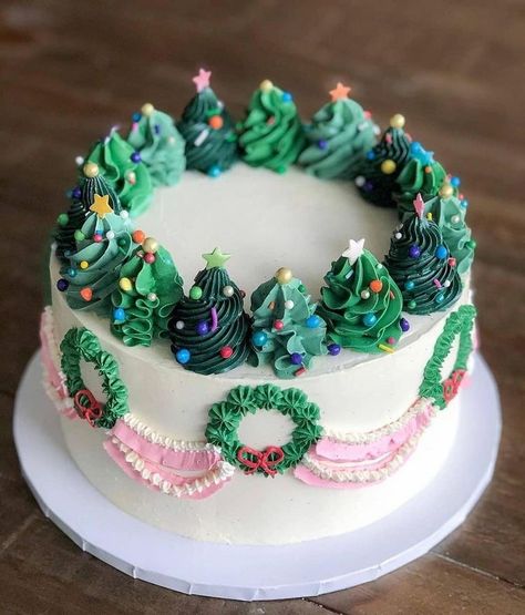 Cupcake Frosting Ideas Decorating, Christmas Sweets Decorations, Christmas Themed Cake Ideas, Christmas Themed Sweets, Wreath Cake Christmas, Party Combo Cake Ideas, Cake Christmas Decoration, Cake Decorating Ideas Christmas, Christmas Themed Cakes