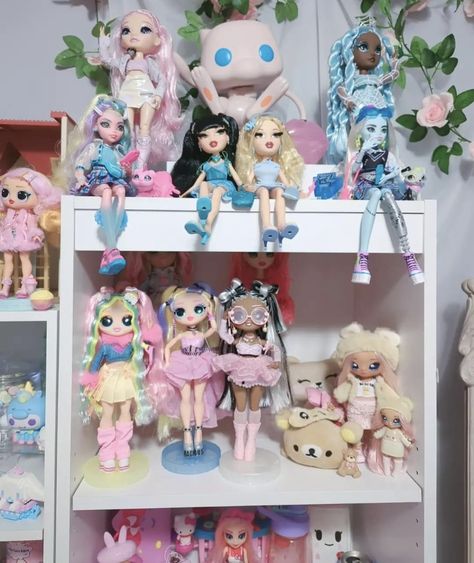 Doll Collector Room, Barbie Doll Display Ideas, Doll Collection Aesthetic, Doll Organization Ideas, Barbie Display Ideas, Doll Room Ideas, Doll Display Ideas, Barbie Shelf, Mermaid Bedroom